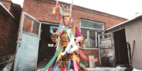 双阳区鹿乡镇的村民杨辉敲着鼓，跳起了鹿神舞。刘连宇 摄 - 新浪吉林