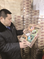 执法人员检查没有中文标识的食品。于慧 摄 - 新浪吉林