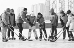 在长春市南溪湿地公园冰面上学冰球的孩子们。 本报记者 付林楠 摄 - 新浪吉林