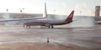 网友发布视频称多架飞机冒蓝烟。网络截图 - 新浪吉林