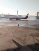 网友发布视频称多架飞机冒蓝烟。网络截图 - 新浪吉林
