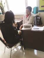 宁丽敏医生正在给孩子检查。于慧 摄 - 新浪吉林