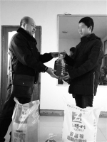 老师把买来的米面油送给孩子。刘连宇 摄 - 新浪吉林