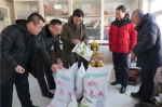 吉林市商务局党组带领机关干部走访慰问贫困村 - 商务厅