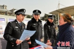 陕西省公安厅组织民警走上街头开展禁赌宣传。 陕西警方供图 - 新浪吉林