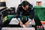 2月7日，广州警方向媒体展示涉案的火车票。中新社记者 陈骥旻 - 新浪吉林