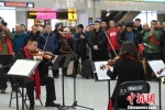 优美的音乐吸引许多旅客　张瑶　摄 - 新浪吉林