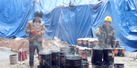 工人正在熬制防水涂料 - 新浪吉林