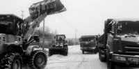 为了城市道路通畅，环卫工人一直坚守在清雪一线。 于慧 摄 - 新浪吉林