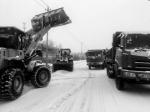 为了城市道路通畅，环卫工人一直坚守在清雪一线。 于慧 摄 - 新浪吉林