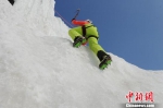 选手在难度赛项目上奋力攀爬　刘栋　摄 - 新浪吉林