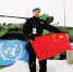 吴强在维和基地经常自豪地展示五星红旗 - 新浪吉林