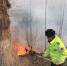 长春交警巡逻途中发现路边起火 与过往驾驶员灭火 - 新浪吉林