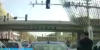 视频： 女学生开车门撞到越野车，下跪自扇耳光 - 新浪吉林