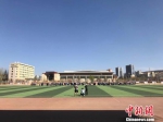 图为事发地青海民族大学足球场。　胡贵龙 摄 - 新浪吉林