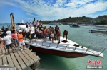 资料图：印尼度假胜地巴厘岛，不少旅客聚集在海边准备租船出海游玩。 - 新浪吉林
