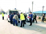 为救伤者，民警对道路实施临时交通管制。（长春市公安局交警支队提供） - 新浪吉林