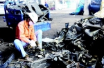 近日，广州市金属回收有限公司购销部工人精细拆解报废汽车零部件。 （新华社发） - 新浪吉林