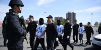 25日下午，162名涉嫌电信网络诈骗犯罪嫌疑人从广州被押解至长春　张瑶　摄 - 新浪吉林