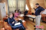 萨沙（右）在珲春教其他俄罗斯人汉语　刘栋　摄 - 新浪吉林