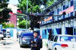 上图：执法人员操控无人机对在建工地进行空中巡查。 张扬 摄 - 新浪吉林