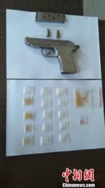 长春市警方缴获的64式手枪与冰毒 柴家权 摄 - 新浪吉林