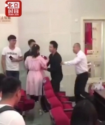 吉林体育学院毕业典礼女生被求婚 接花时遭老师制止 - 新浪吉林