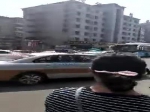 视频记录:辽宁路一辆出租车顶着交警开出十多米！交警被擦伤 - 新浪吉林