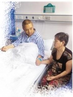 手术前，王俊的妈妈守在他的病床边，紧紧攥着他的手。 本报记者 纪文伶 摄 - 新浪吉林