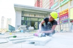 平阳街站：工人在切割、铺装地砖。 - 新浪吉林