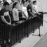 吴芳（红圈中）与她所找的杀手一同站在被告席上。法院供图 - 新浪吉林