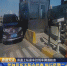 吉林高速上一驾驶员不配合检查 拖行民警20余米 - 新浪吉林