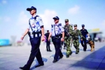 民警、武警联勤武装上路巡逻，保障城市安全。 （长春市公安局供图） - 新浪吉林