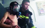 消防员将氧气罩让给被困老人。 （消防供图） - 新浪吉林