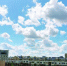 8日，我市空气质量优，蓝天白云下的城市景观清新怡人。 栾传波 摄 - 新浪吉林