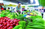 10日，在南京一家农贸市场，一名商贩在整理蔬菜。 （新华社发） - 新浪吉林