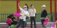 建国村村民跳着秧歌 - 新浪吉林
