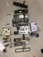 警方缴获的作案工具和已经被破坏的锁具 - 新浪吉林