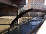 11月18日，龙山实验学校附近的仙人河西侧，竖井里的黑水被水泵抽出后直接排入河中。新京报记者 段睿超 摄 - 新浪吉林