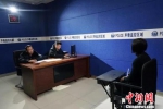 警方审讯涉案人员　警方供图　摄 - 新浪吉林