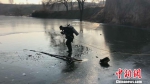 12日下午，两名小学生在山西省平遥县武村一个蓄水池冰面上玩耍期间，因踩破冰面而不幸溺水。图为消防潜水员张佳旺正在接近小学生溺水地点。乔梁　摄 - 新浪吉林