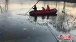 消防员利用橡皮艇多次搜寻，最终将第二名小学生打捞出水。乔梁 摄 - 新浪吉林