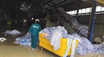 顺达洗涤服务中心内，大量的手术布草堆在地上等待洗涤。图/新京报调查组 - 新浪吉林