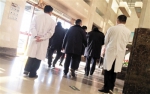 12月27日，武清区市场监督局的工作人员在权健肿瘤医院检查完后，准备离开。 - 新浪吉林