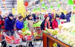 22日，长春市民在超市购买蔬菜。新春佳节即将来临，长春市节日商品货足价稳。 贾春文 摄 - 新浪吉林