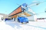 游客在莲花山滑雪场享受滑雪乐趣。 张扬 摄 - 新浪吉林