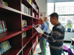 银山路社区的居民在图书室看书看报。 - 新浪吉林