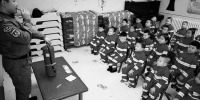 小小“消防员”在学习消防知识。 林桂清 摄 - 新浪吉林