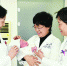 　　15日，我国大陆首例试管婴儿郑萌珠在北京大学第三医院顺利产子，北医三院院长乔杰怀抱新生儿。 （新华社发） - 新浪吉林