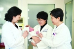 　　15日，我国大陆首例试管婴儿郑萌珠在北京大学第三医院顺利产子，北医三院院长乔杰怀抱新生儿。 （新华社发） - 新浪吉林